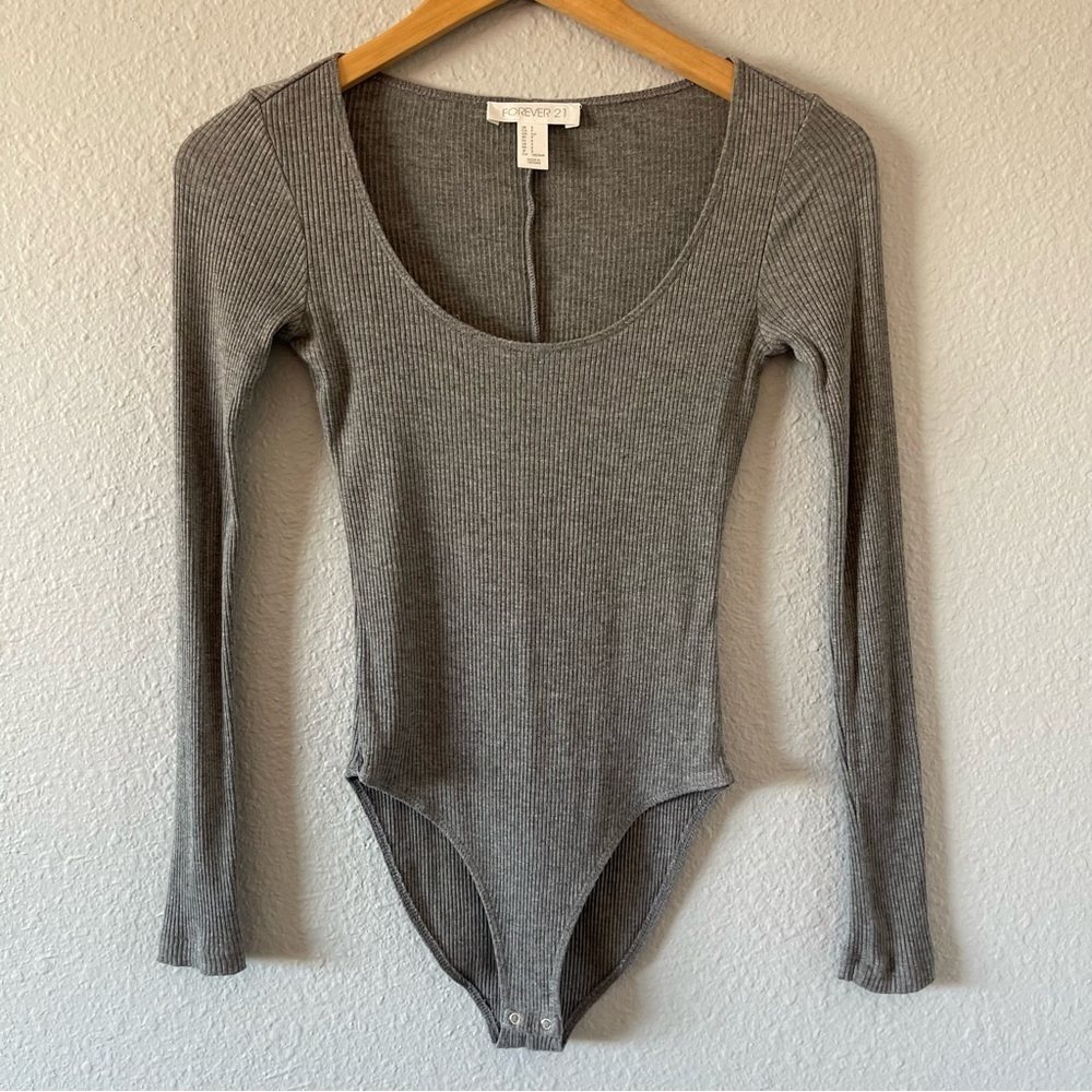 Forever 21 Gray Ribbed Long Sleeve Bodysuit Scoop Neck Snap Closure Size Small